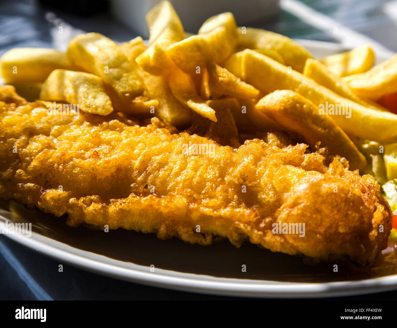 Un ristorante sul mare il pesce e patatine fritte Foto Stock