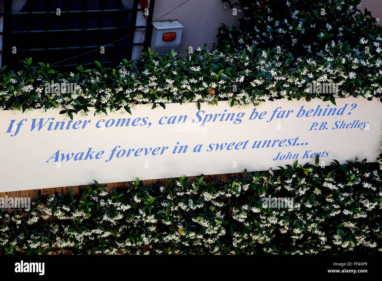 Segno accanto alla scalinata di Piazza di Spagna a Roma con citazioni da P.B. Shelley e John Keats Foto Stock