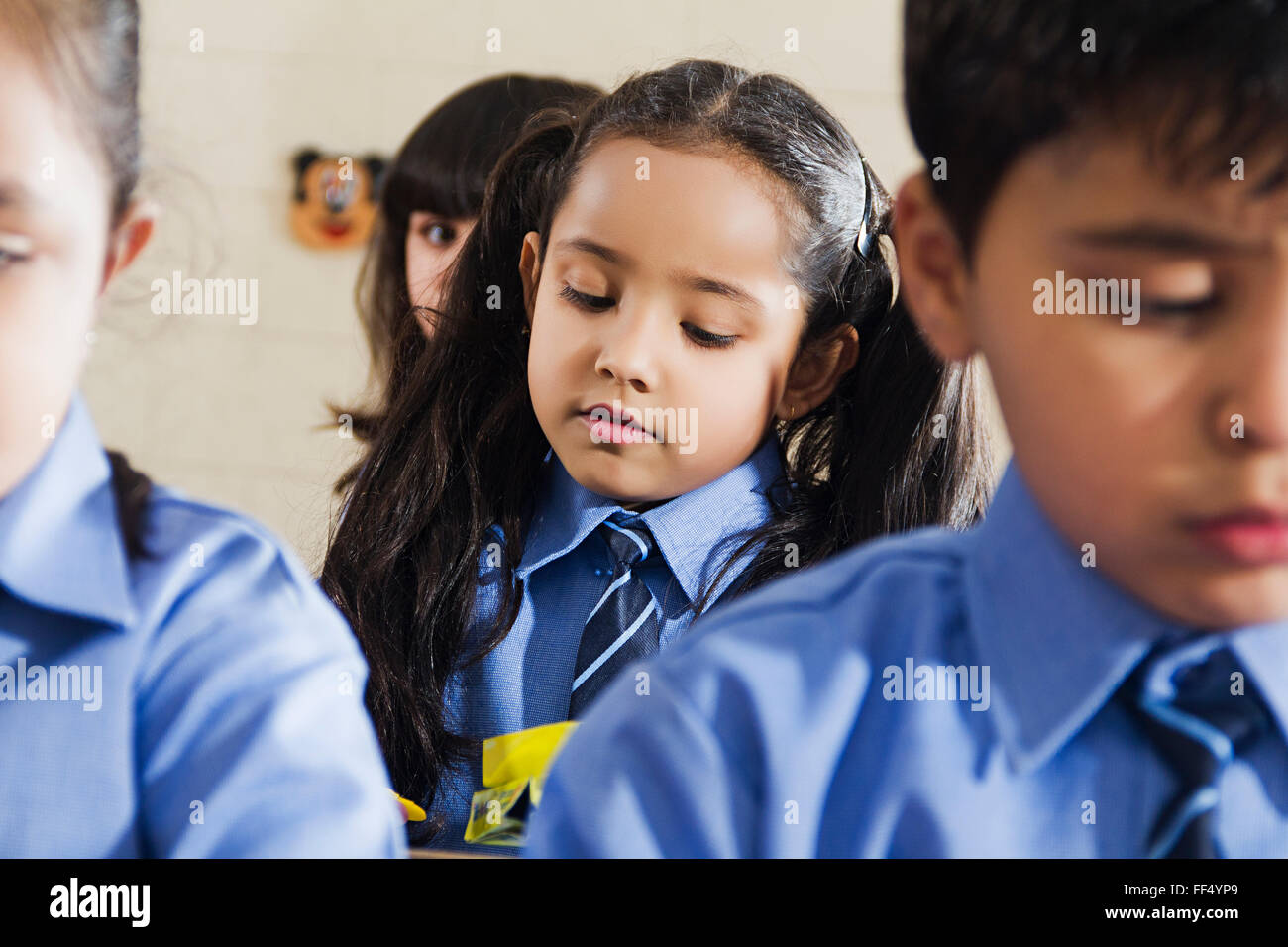 4 Indian School kids gli studenti a studiare in aula Foto Stock