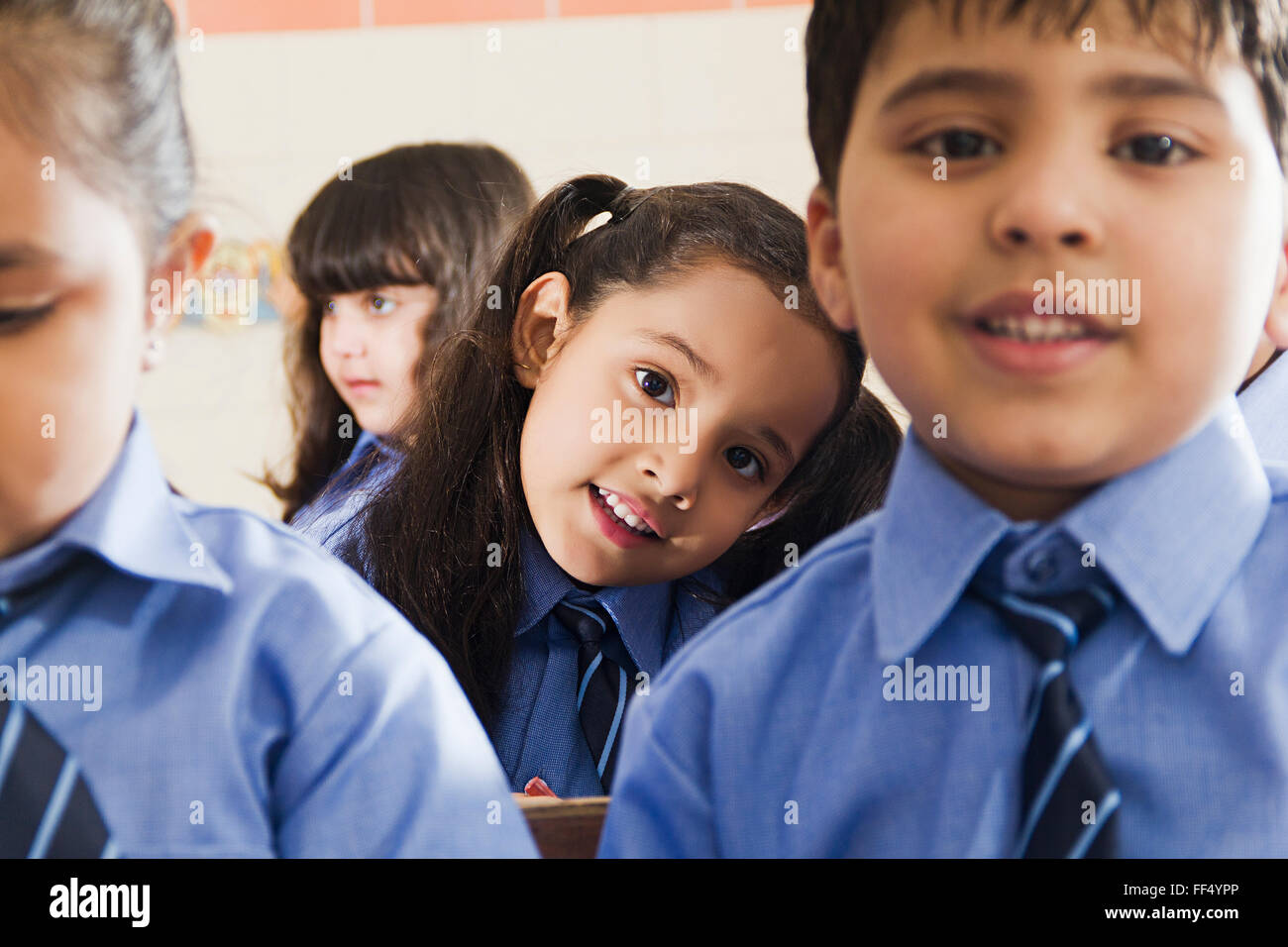 Asia; Asian; asiatici; India; Indian; gli indiani; 4 Indian School kids gli studenti a studiare in aula Foto Stock