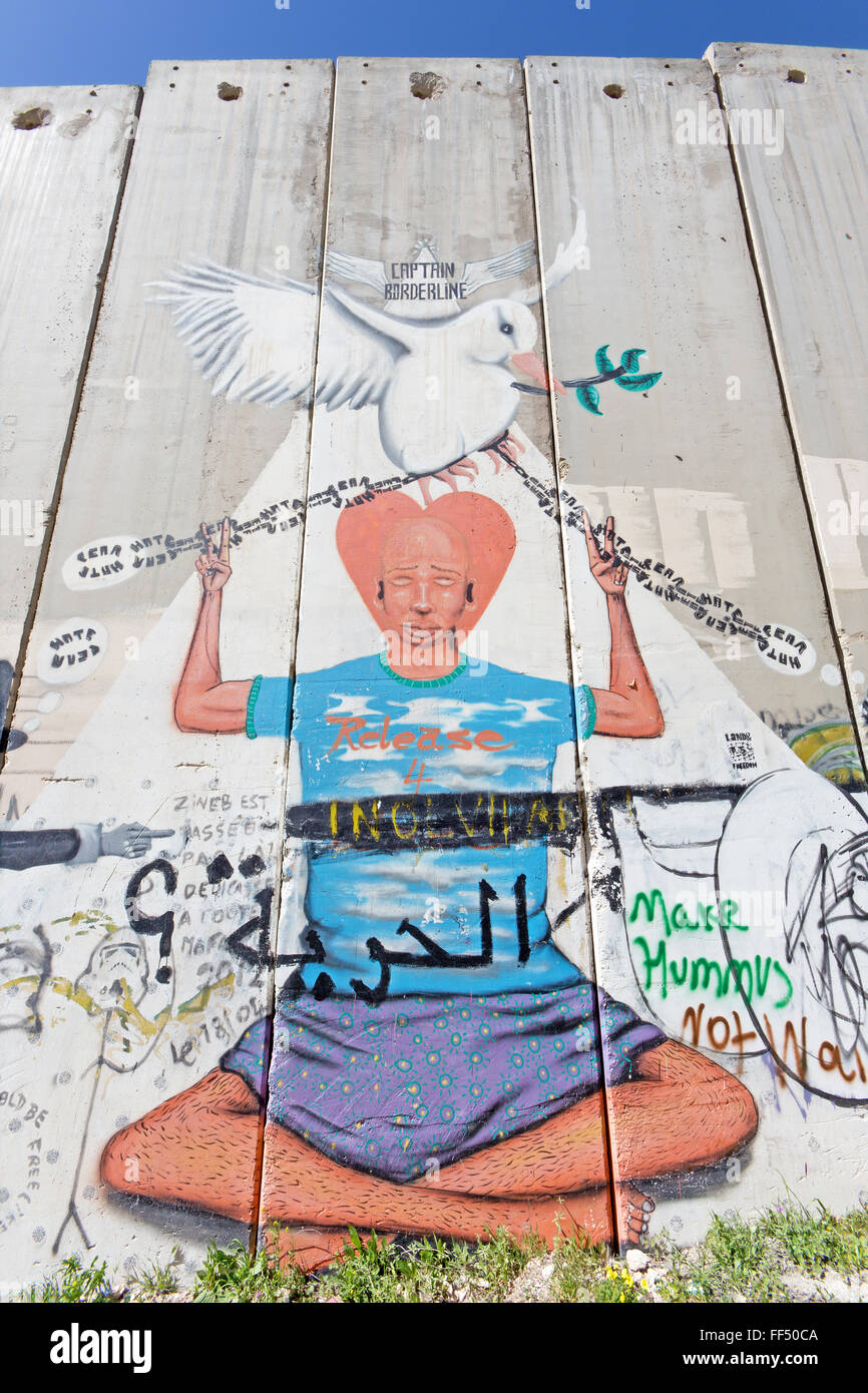 Betlemme, Israele - 6 Marzo 2015: il dettaglio dei graffiti sulla barriera di separazione. Foto Stock