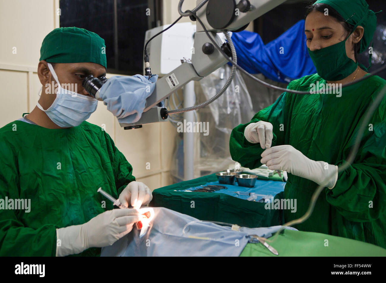 Dr Mohamed Shaheen esegue la cataratta intervento chirurgico su un paziente su IFB Jibon Tari Ospedale galleggiante ormeggiato sulle rive del fiume Modhumoti. Il Jibon Tari normalmente si sposta ubicazione ogni 3 mesi per remote e fluviali zone offshore. Esso è stato lanciato nel 1999 e ha avuto grande successo, raggiungendo più di duecentomila persone. Impatto Foundation Bangladesh (IFB) fornire assistenza, supporto e trattamento per le persone con disabilità in Bangladesh. Foto Stock