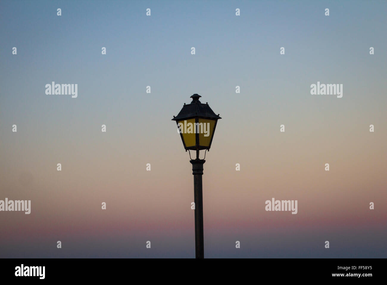 Lampada classica post al tramonto Foto Stock