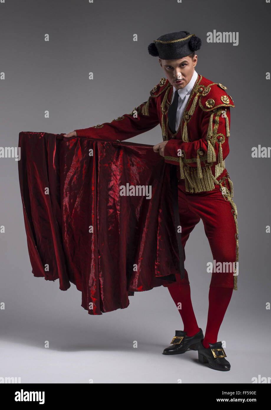 Studio shot dell'uomo vestito da torero spagnolo, matador, torero. Eseguire un classico tradizionale corrida. Foto Stock