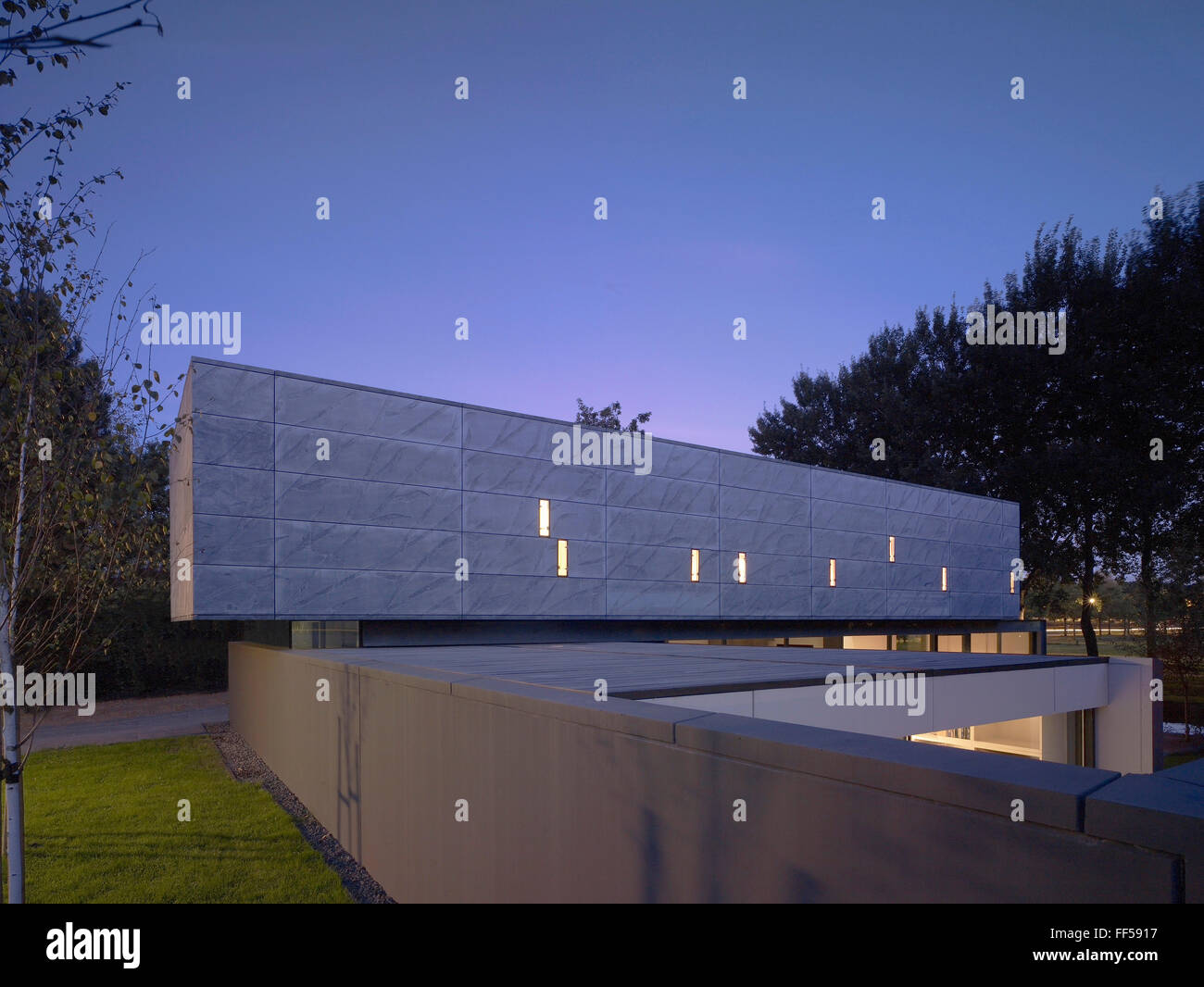 Crepuscolo obliquo di elevazione di volume superiore. Il Progetto X, Almere, Paesi Bassi. Architetto: René van Zuuk, 2008. Foto Stock