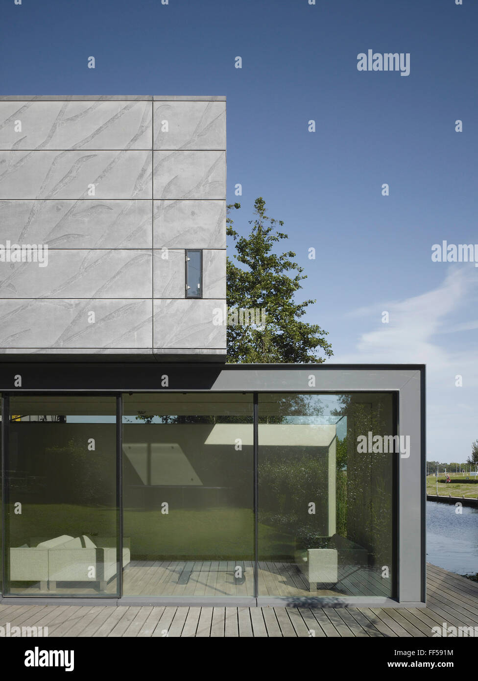 Abbassare il volume e di vetratura canal. Il Progetto X, Almere, Paesi Bassi. Architetto: René van Zuuk, 2008. Foto Stock