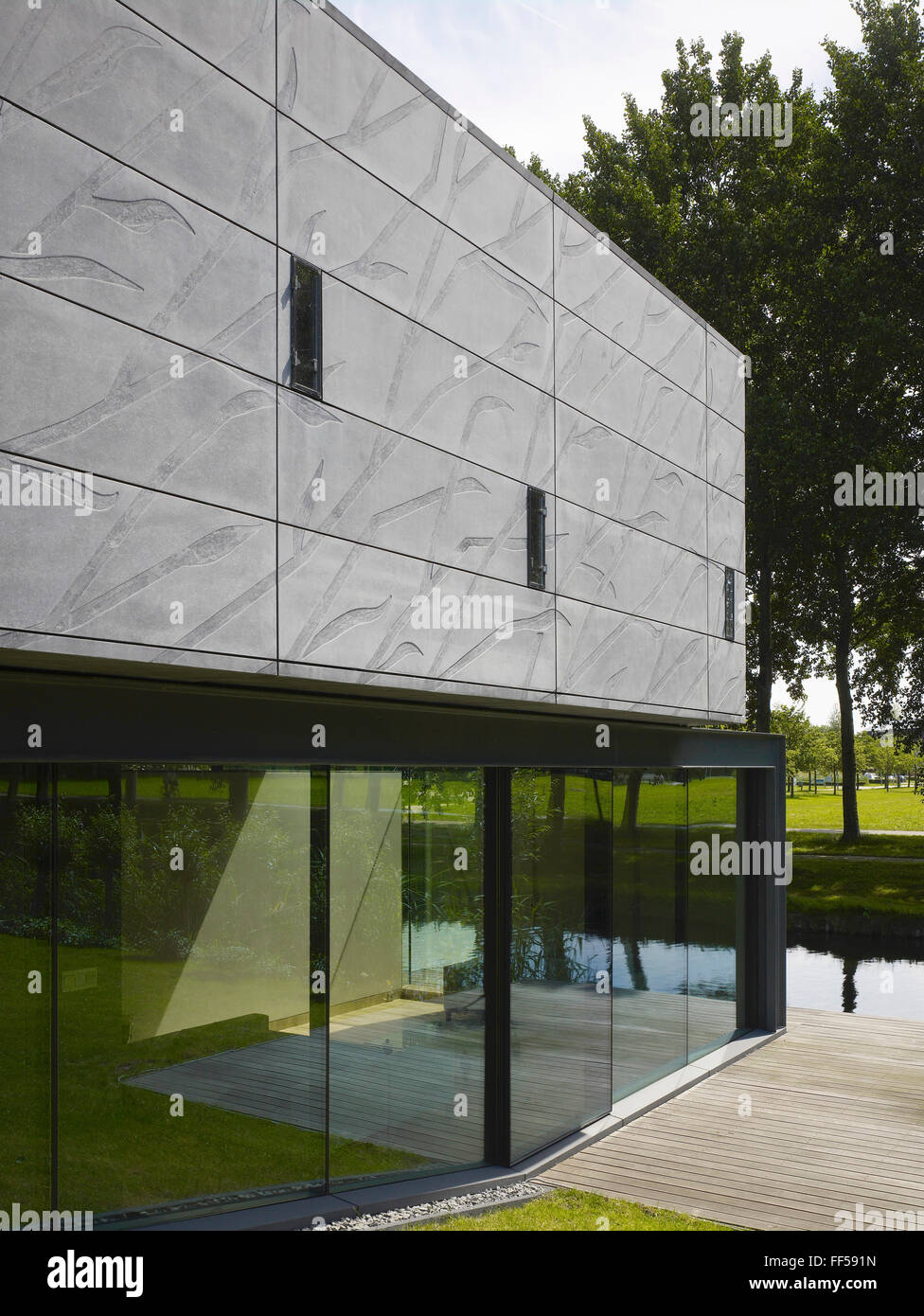 Vista attraverso il volume inferiore vetri verso il canale. Il Progetto X, Almere, Paesi Bassi. Architetto: René van Zuuk, 2008. Foto Stock