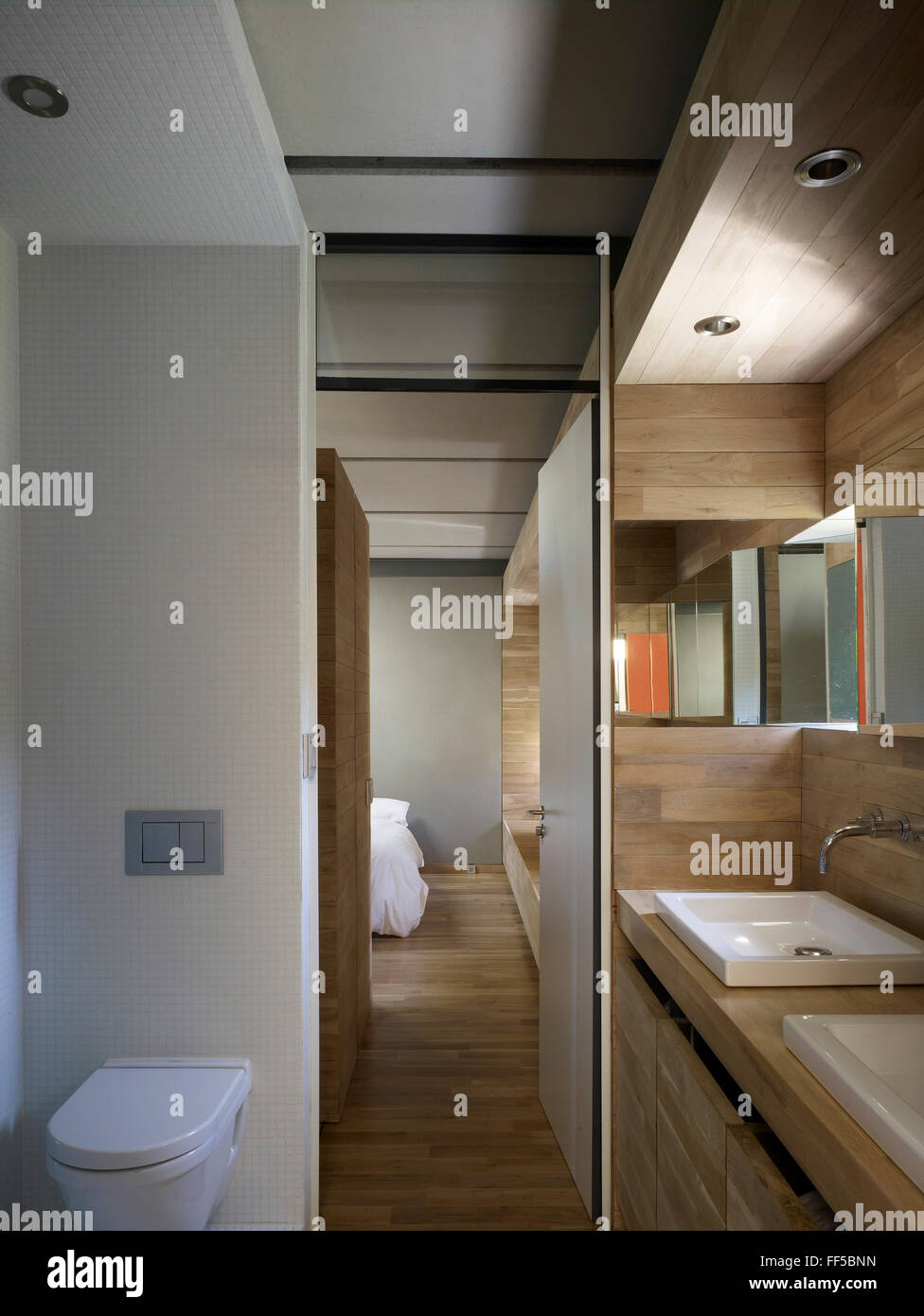 Vista dalla vasca verso la camera da letto. Il Progetto X, Almere, Paesi Bassi. Architetto: René van Zuuk, 2008. Foto Stock