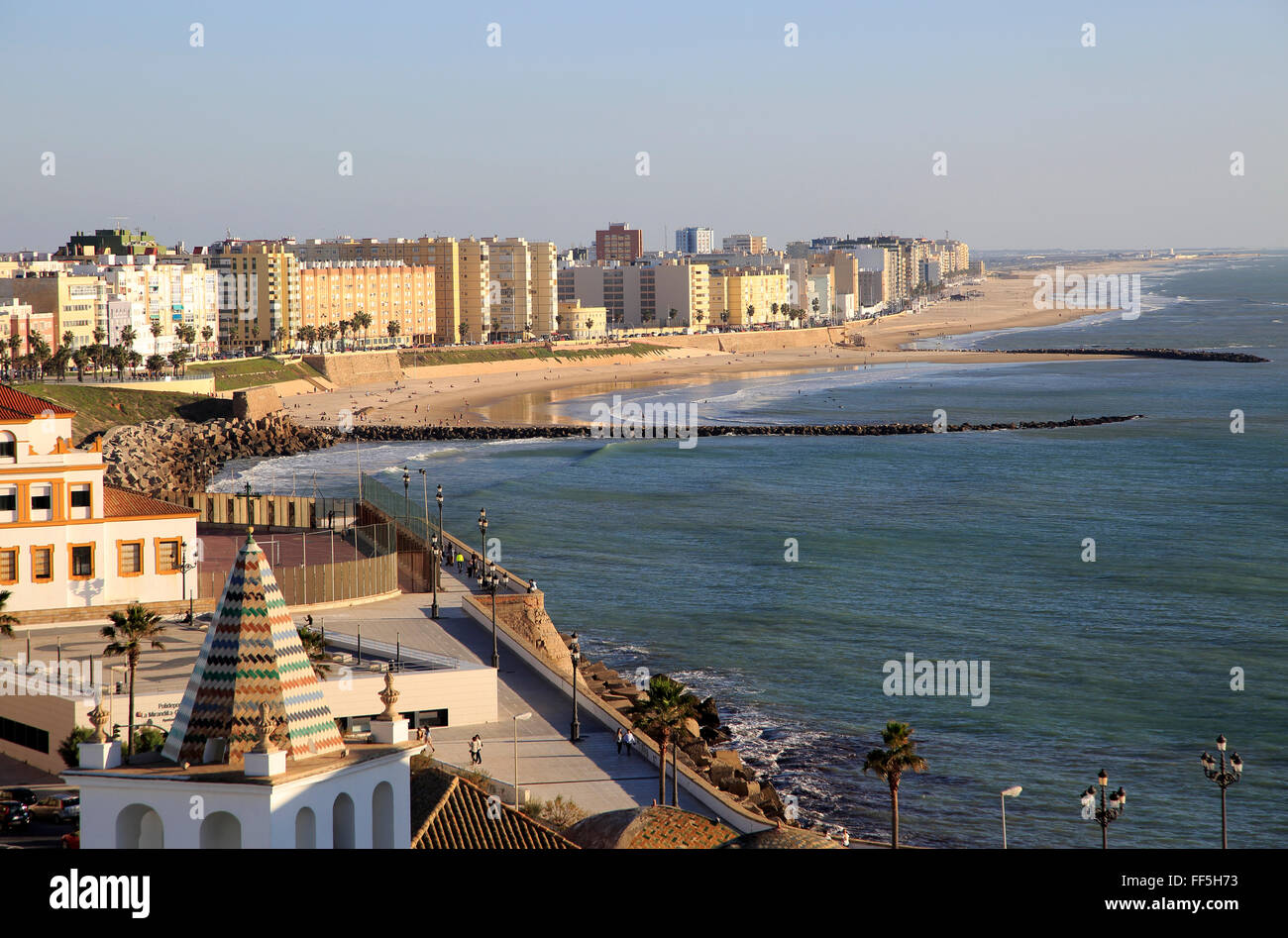 Vista costiera est di spiagge di sabbia e le abitazioni, Cadiz, Spagna Foto Stock