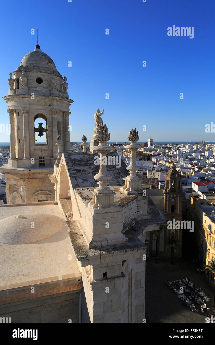Tetti di edifici nel Barrio de la Vina, guardando ad ovest dal tetto della cattedrale di Cadice, Spagna Foto Stock