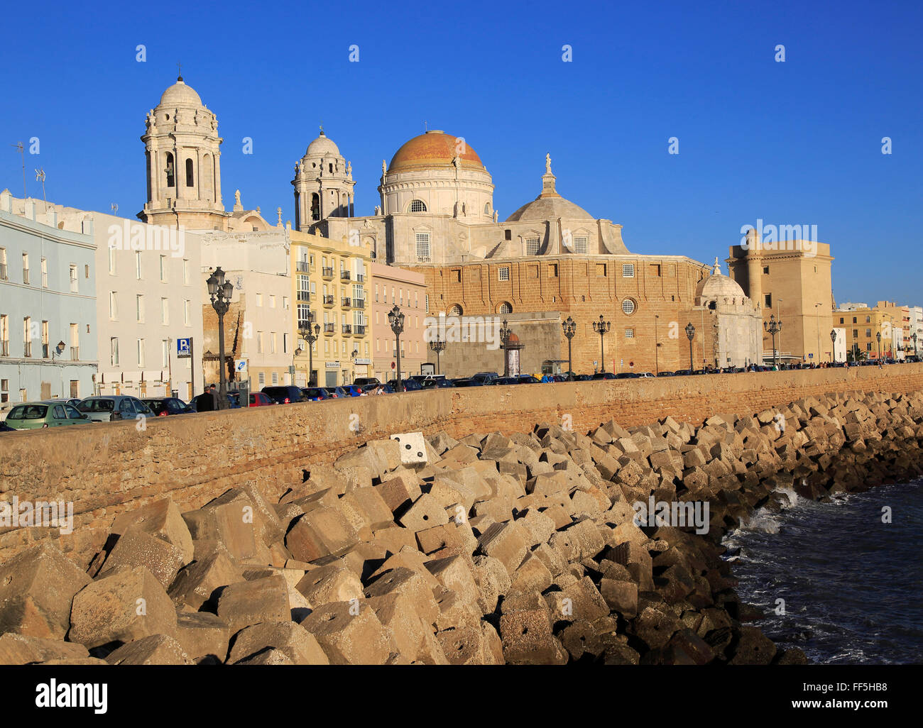 Vista costiera est della corazza di roccia le difese costiere e cattedrale di Cadice, Spagna Foto Stock
