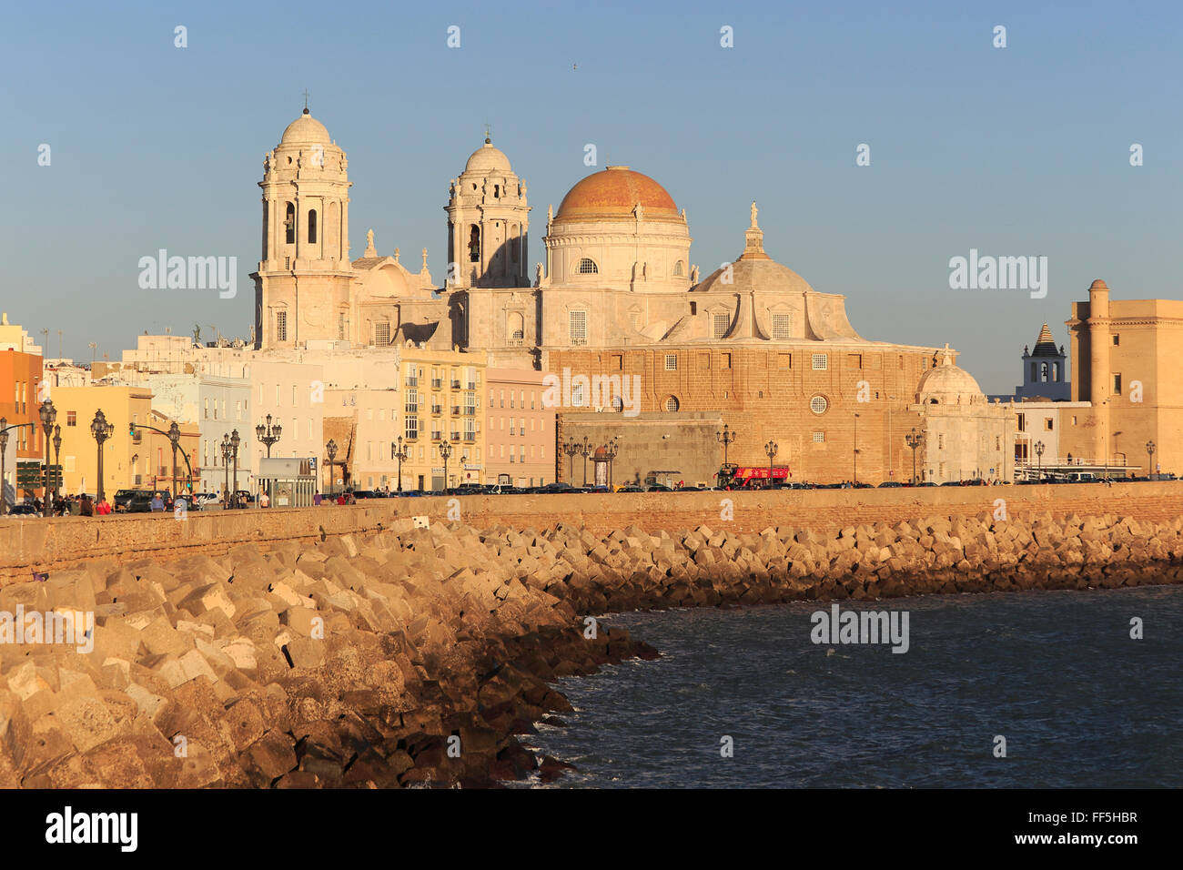 Chiesa cattedrale edifici visto dal fronte mare, Cadiz, Spagna Foto Stock