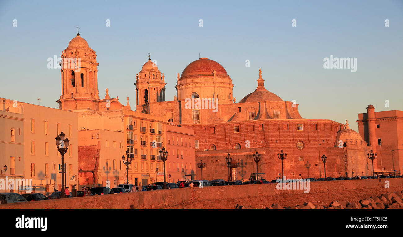 Chiesa cattedrale edifici visto dal fronte mare, Cadiz, Spagna Foto Stock