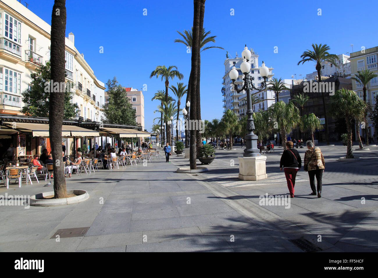 La gente di strada e le caffetterie nella Plaza de San Juan de Dios, Cadiz, Spagna Foto Stock