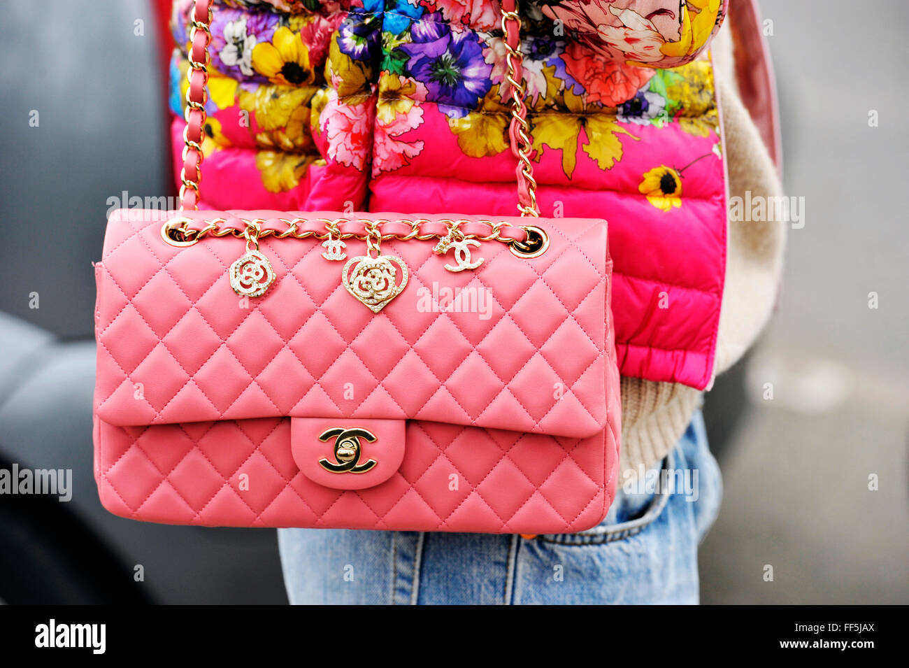 Rosa Chanel con medaglie - Paris Fashion Week pochette e borse Foto Stock