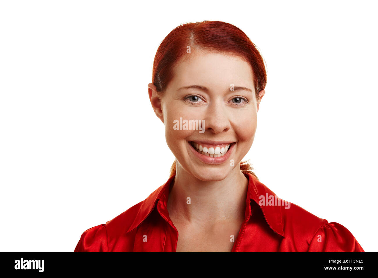 Allegro giovane donna con i capelli rossi sorridente Foto Stock