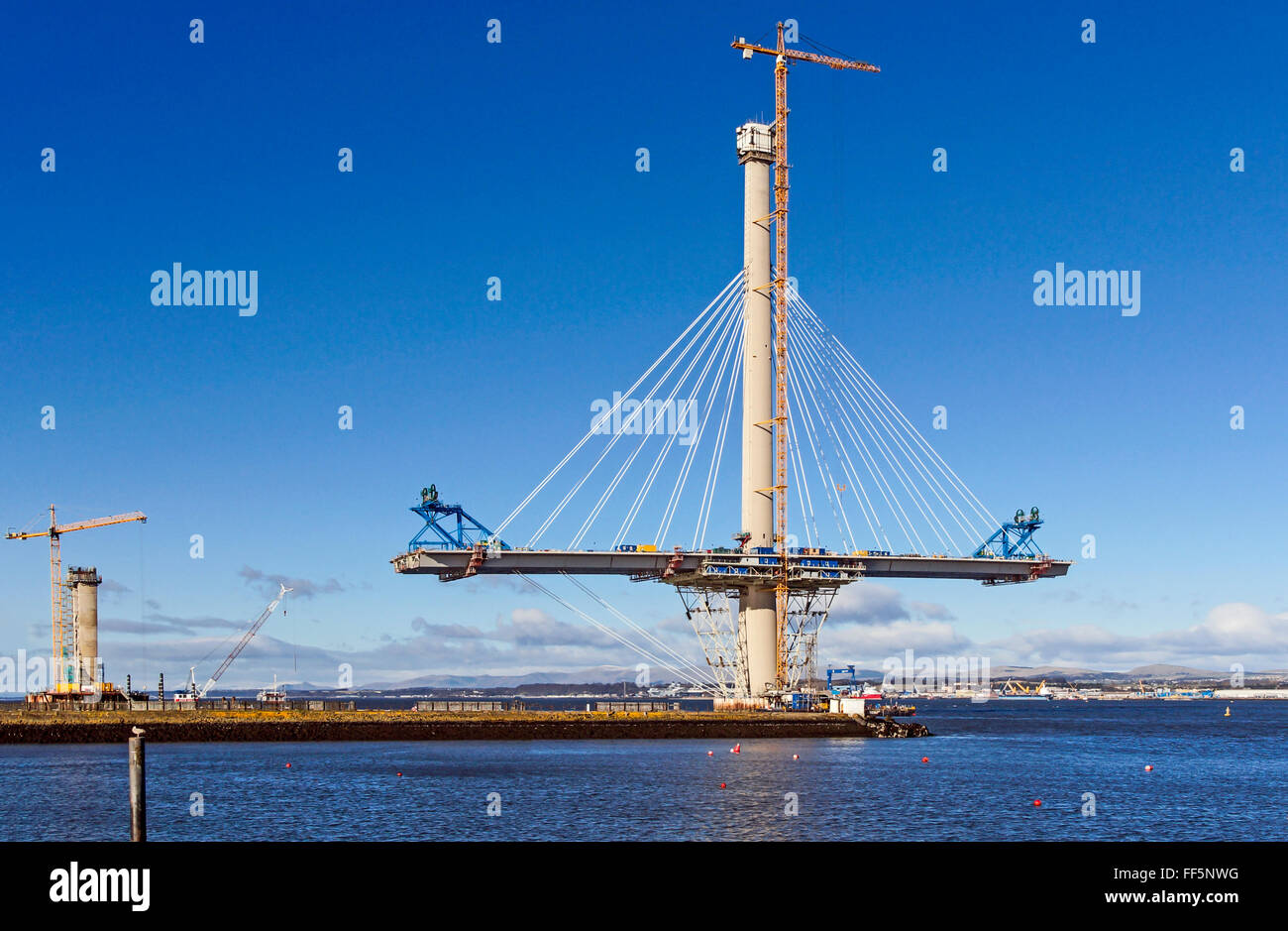 La Queensferry attraversando ponte stradale da sud a North Queensferry Scozia centrale con il Sud della grande colonna di supporto Foto Stock