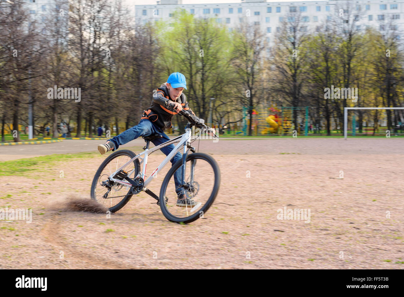 Il ragazzo corse molto veloce e frena bruscamente la bicicletta. Foto Stock