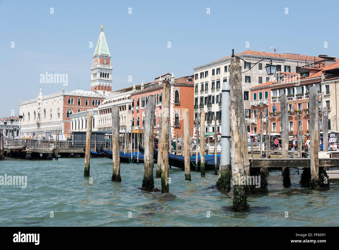 Sulla Riva degli Schiavoni che corre lungo la riva della laguna veneta a Venezia, Italia, Foto Stock