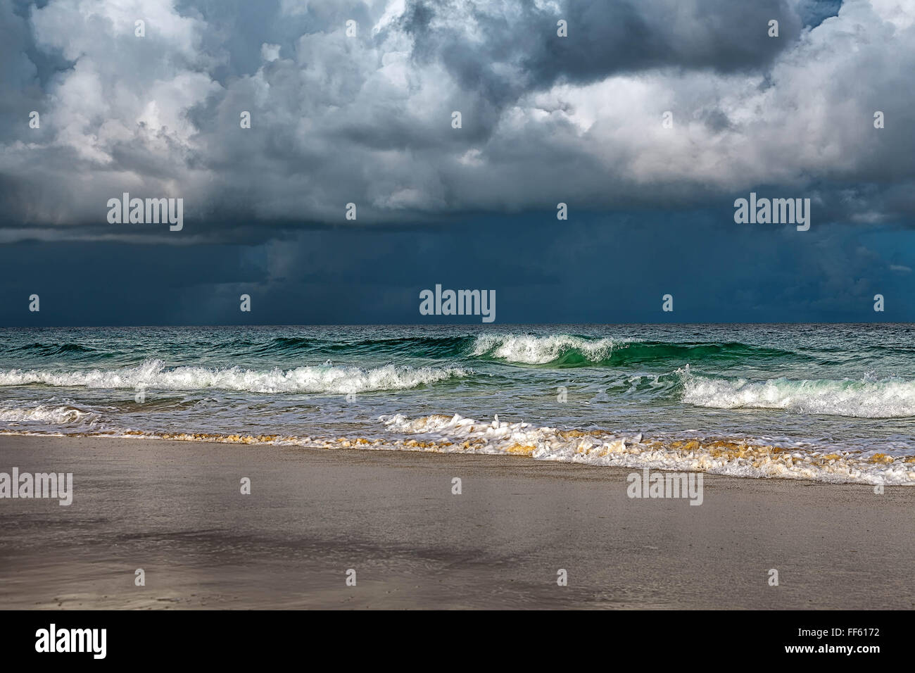 Tempesta sulla Karon Beach. Isola di Phuket in Thailandia. Foto Stock