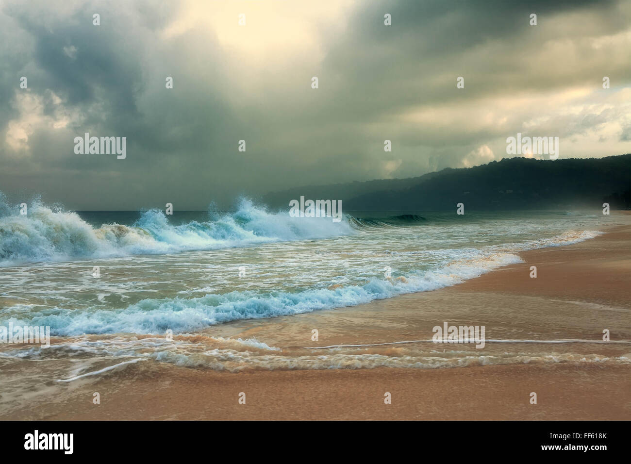 Tempesta sulla Karon Beach. Isola di Phuket. Thailandia. Foto Stock