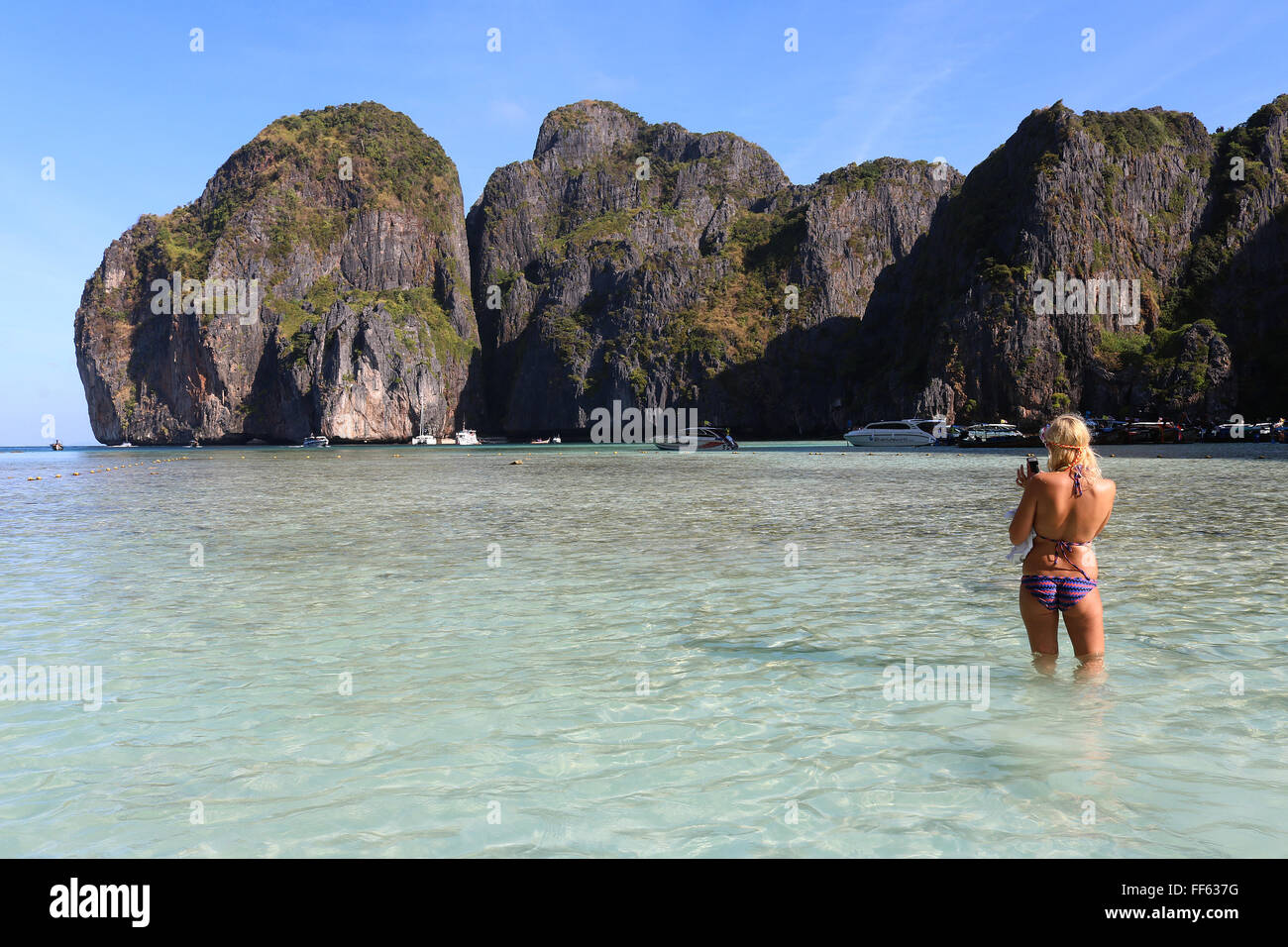 Tailandia Krabi le Isole Phi Phi Koh Phi Phi Leh Maya Bay reso popolare a causa del suo uso come location per il film "La Spiaggia" Foto Stock