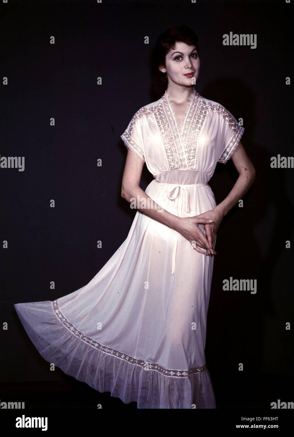 Moda, anni '50, moda donna, donna che indossa camicia da notte bianca, ,  Additional-Rights-Clearences-Not Available Foto stock - Alamy