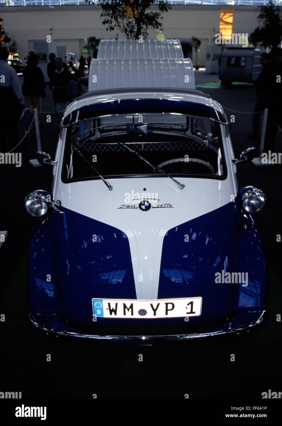 Trasporto / trasporto, auto, varianti di veicoli, BMW, Isetta, vista frontale, bianco blu, anno di costruzione: 1955 - 1962, diritti-aggiuntivi-clearences-non disponibile Foto Stock