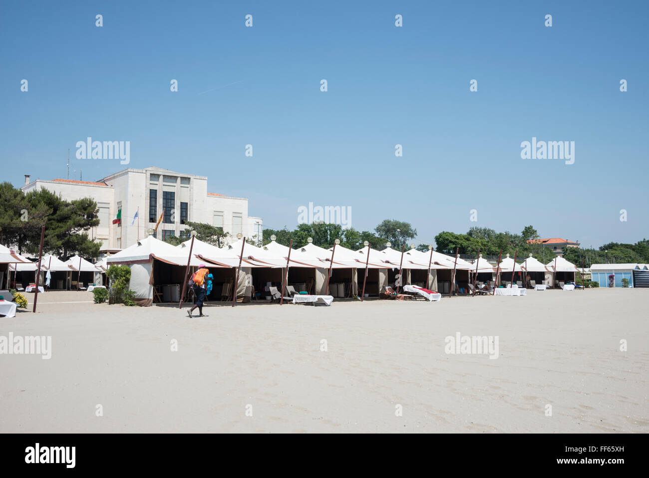 La lunga spiaggia di sabbia con chalets di fronte al Palazzo del Cinema del Lido di Venezia sul Lungomare Guglielmo Marconi, Lido di V Foto Stock