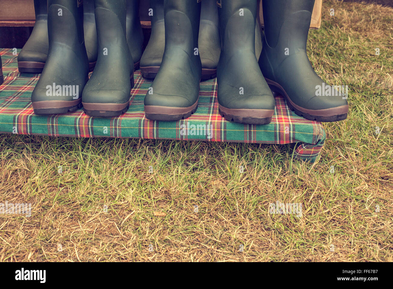 Una fila di stivali verde aka Wellingtons, Wellies Foto Stock