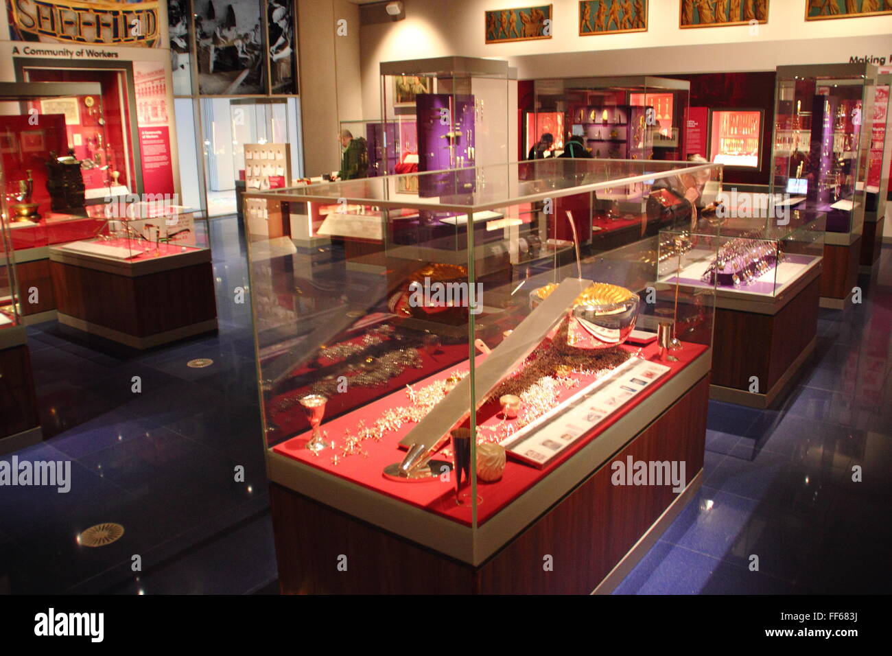 La lamiera di raccolta nella Galleria Milliennium, Sheffield South Yorkshire England Regno Unito - solo uso editoriale. Foto Stock