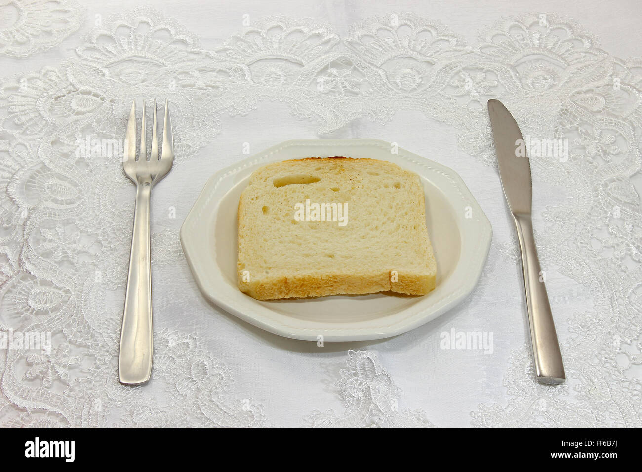 Fetta di pane abbrustolito sulla piastra bianca Foto Stock