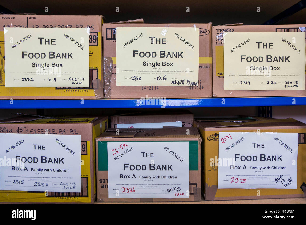 Ripiani di alimentare le scatole della banca in attesa di distribuzione a St Albans foodbank, North Cornwall, Inghilterra, Regno Unito. La singola persona e famiglia caselle sono state preparate da volontari per le persone che vivono in condizioni di povertà e di non essere in grado di acquistare cibo. Foto Stock