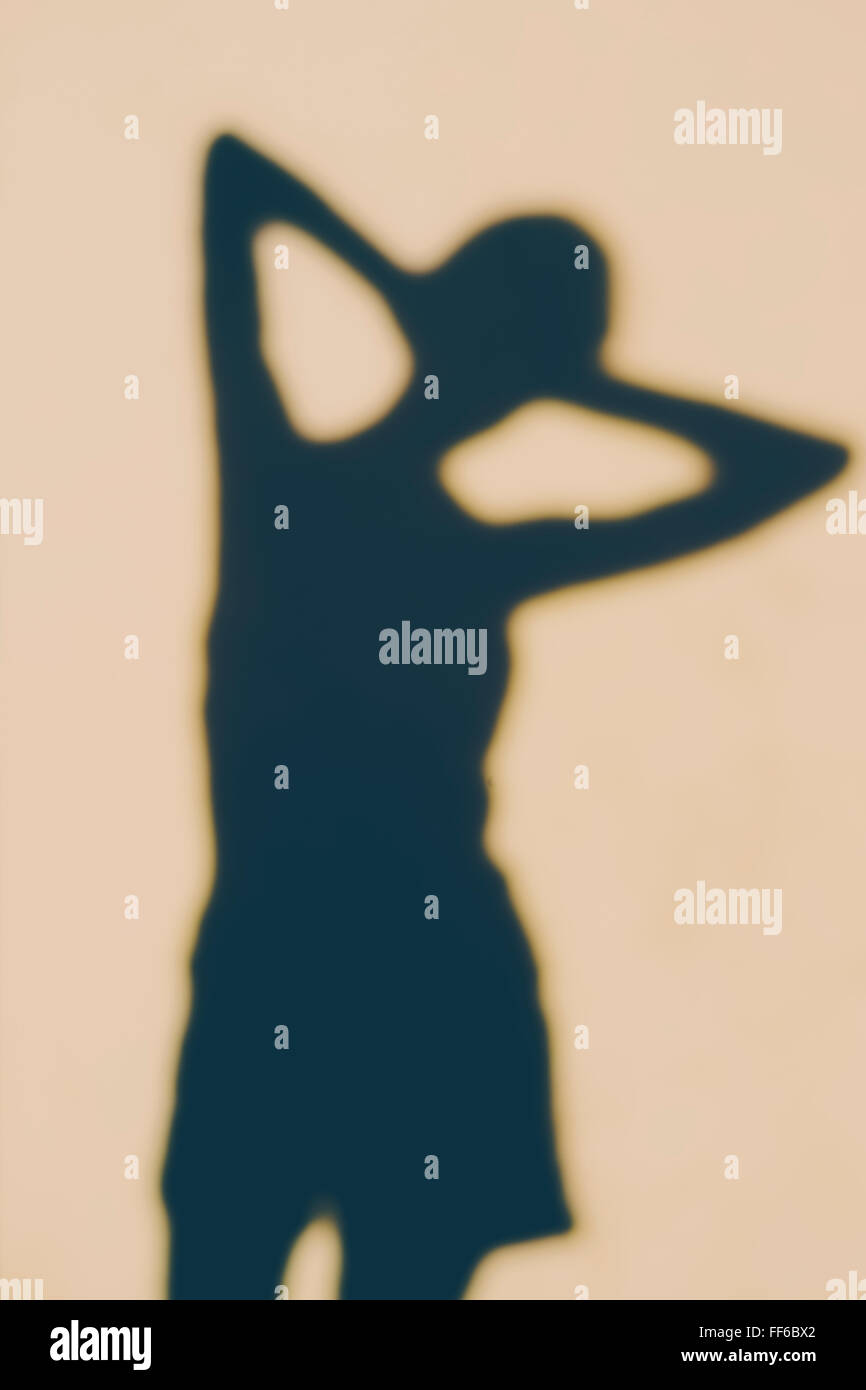 La sagoma di un corpo umano, un'ombra contro uno sfondo semplice, una forma femminile. Foto Stock