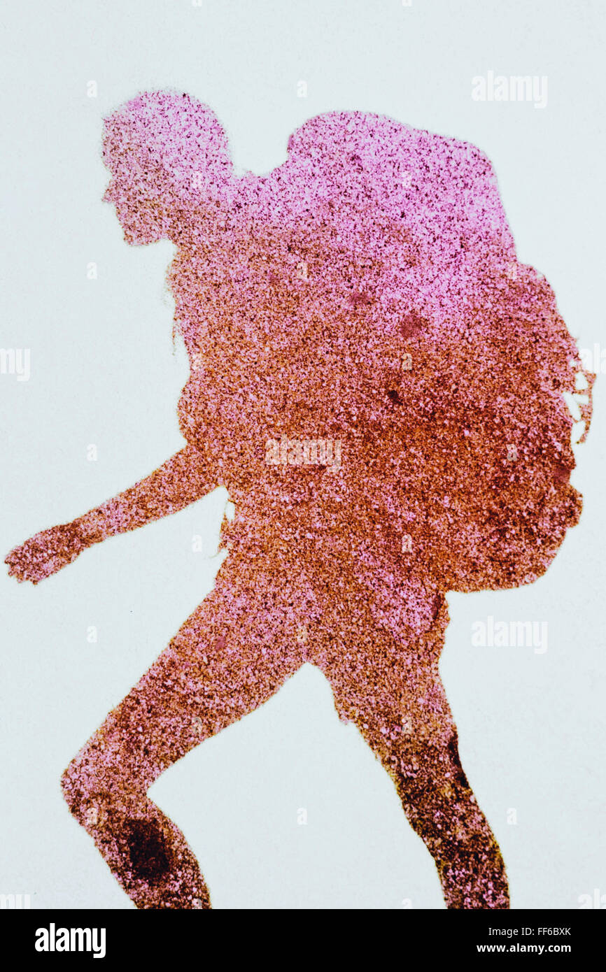 La sagoma di un corpo umano, un'ombra contro uno sfondo semplice, un maschio adulto di portare uno zaino. Foto Stock