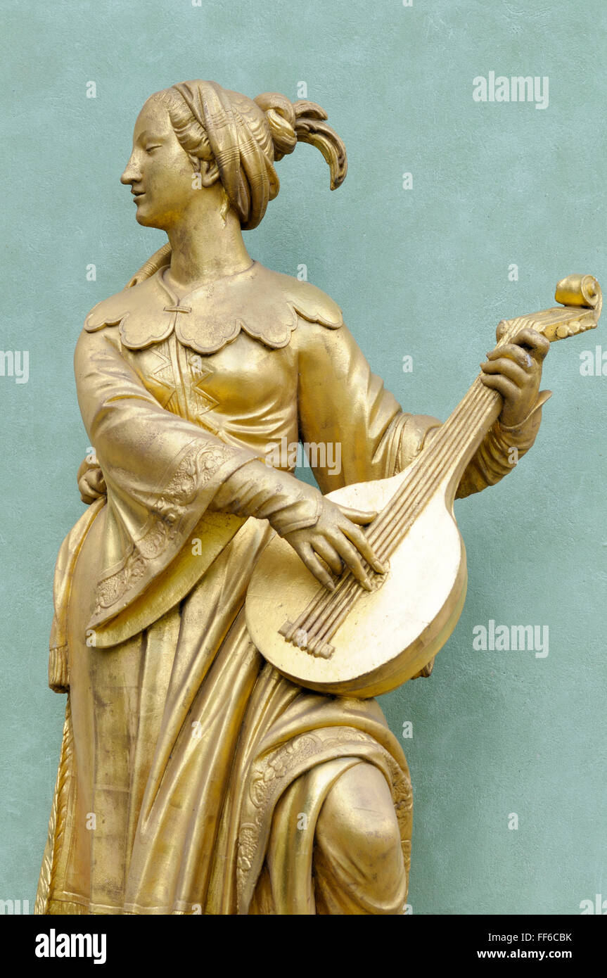 Arenaria dorato statua di una donna che suona il liuto, Cinese House, il Parco Sanssouci, Potsdam, Germania Foto Stock