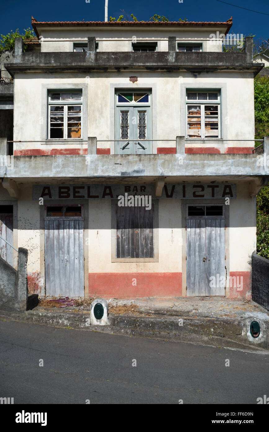 Facciata con porta e finestra se decadendo shabby house con Lasciare chiuso il bar e il ristorante in un piccolo villaggio sulla costa nord di Madeira Foto Stock