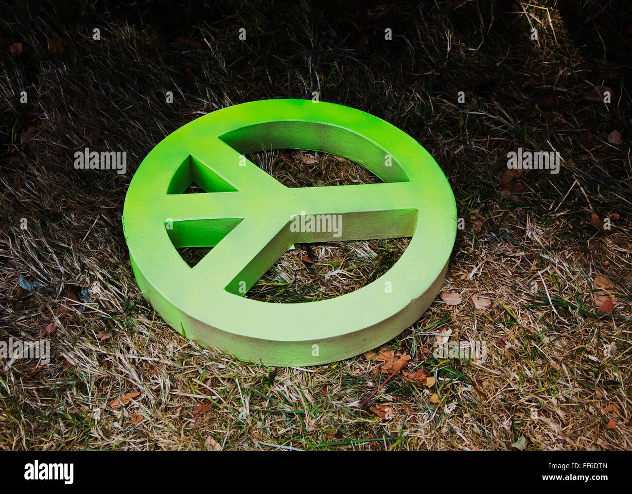 Cartone segno di pace sulla terra, colorato di verde. Foto Stock
