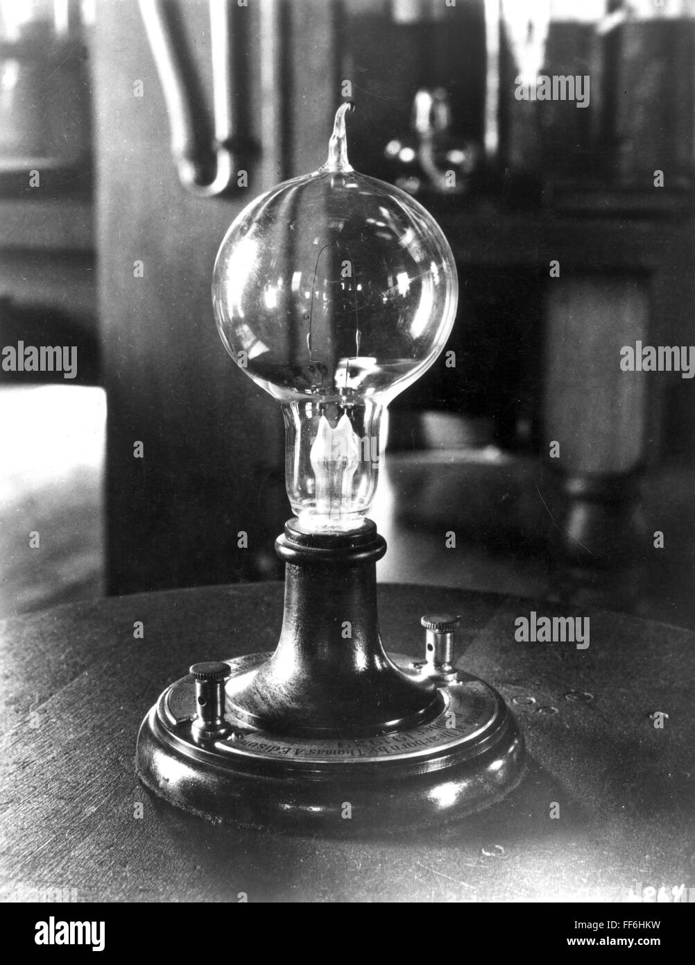 EDISON luce della lampadina. /NA replica del primo successo di lampada ad  incandescenza inventata da Thomas A. Edison il 19 ottobre 1879. Il  filamento di carbonizzato filati per cucire di cotone bruciato