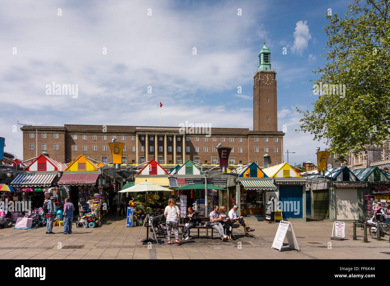 Il municipio e la piazza del mercato, Norwich, Norfolk, Regno Unito Foto Stock