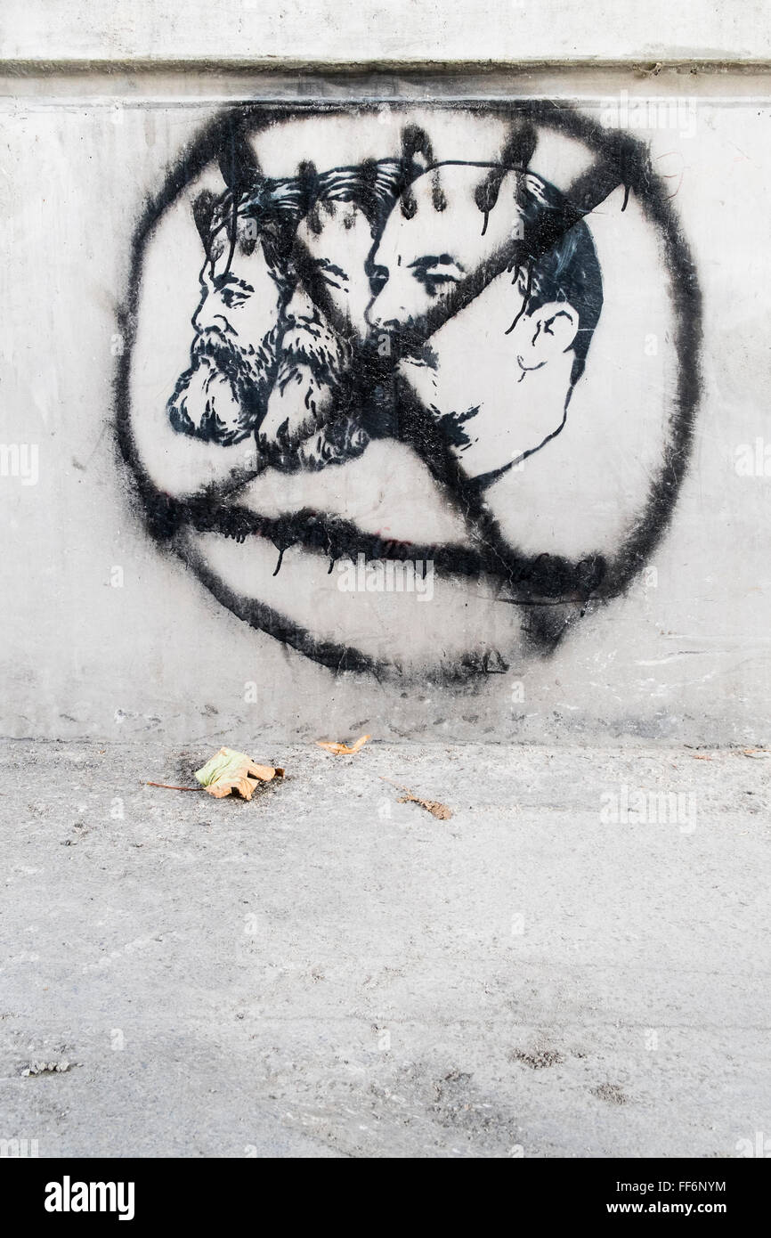 Stencil graffito su una parete che mostra i ritratti di Karl Marx, Friedrich Engels e Vladimir Lenin successivamente barrato Foto Stock