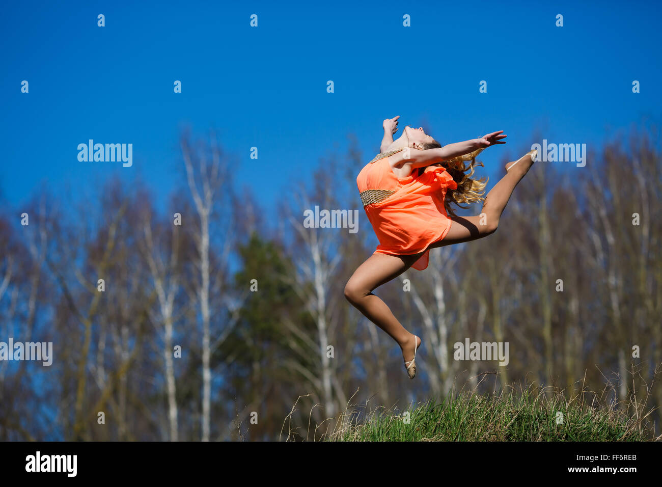 Ginnasta giovani facendo esercizi in una foresta a primavera tempo Foto Stock