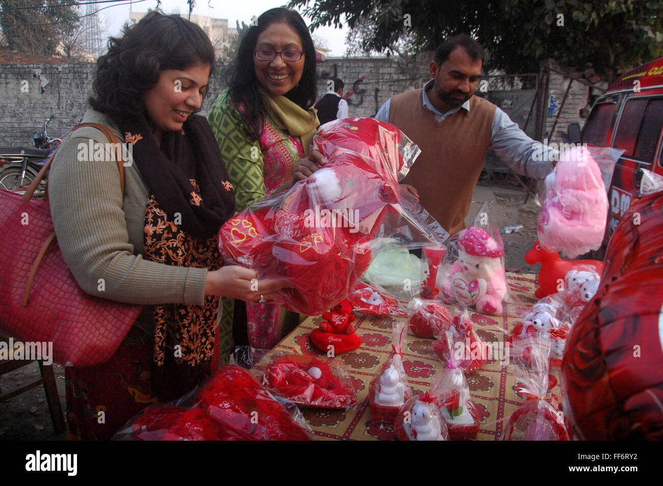 Lahore. Xi Febbraio, 2016. Donne pakistane comprare regali davanti a San Valentino in Pakistan orientale di Lahore, 11 febbraio, 2016. Credito: Sajjad/Xinhua/Alamy Live News Foto Stock