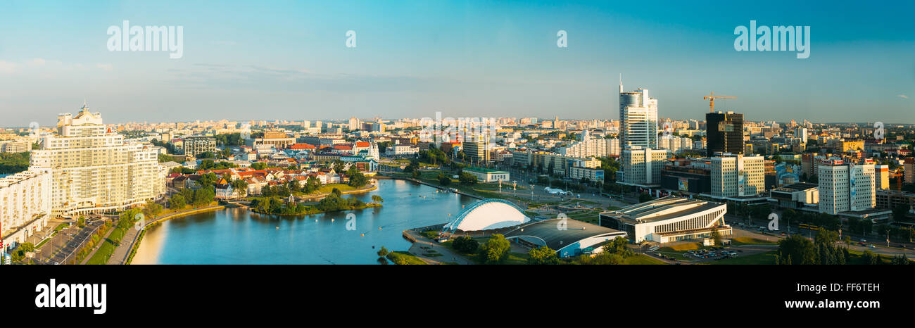 Minsk, Bielorussia - Giugno 2, 2015: panoramica vista aerea, cityscape di Minsk, Bielorussia. Durante la stagione estiva, l'orario del tramonto. Distretto Nemiga Foto Stock