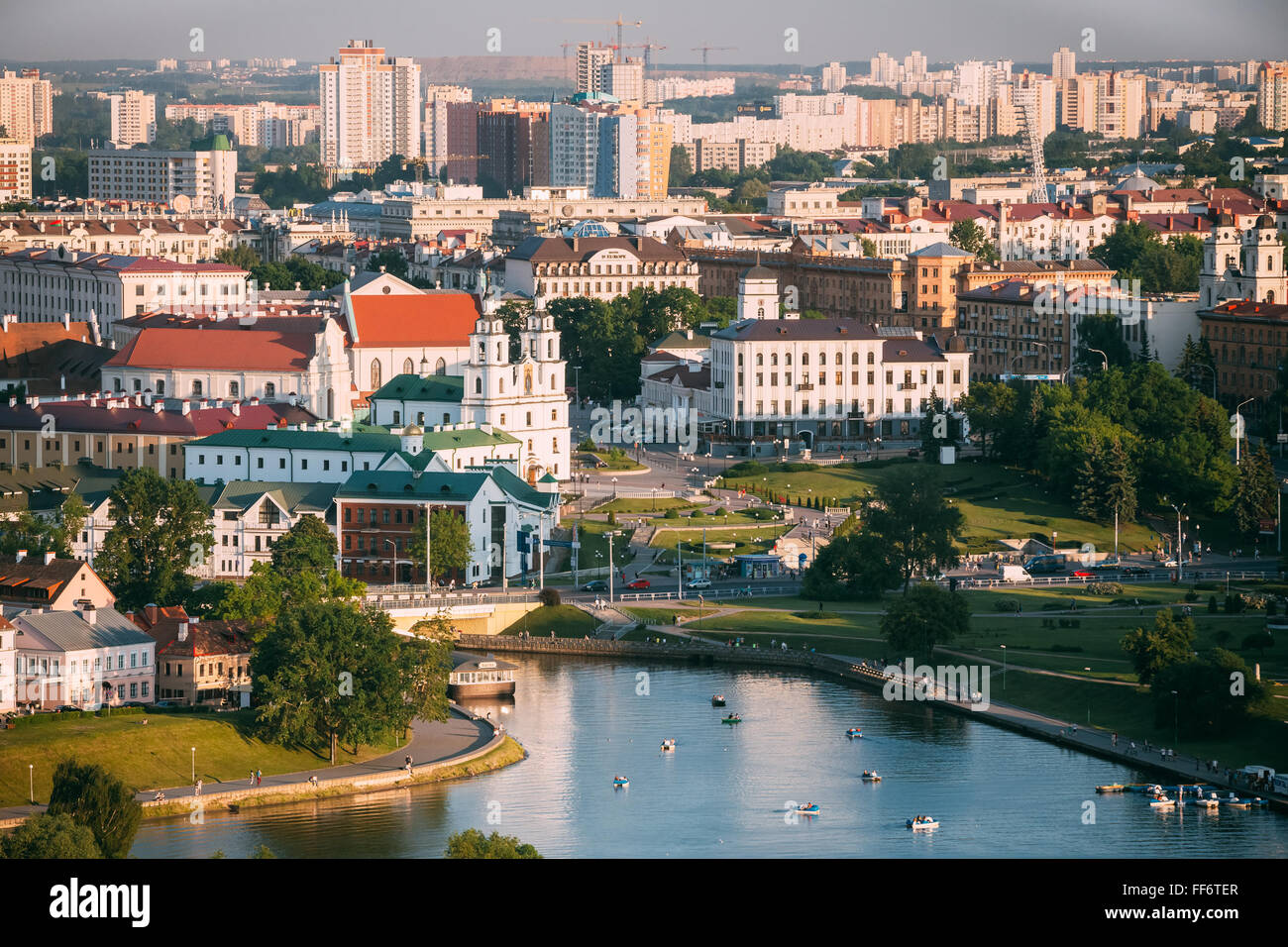 MINSK, Bielorussia - Giugno 2, 2015: Cityscape di Minsk, Bielorussia. Durante la stagione estiva, l'orario del tramonto. Panorama del quartiere Nemiga Foto Stock