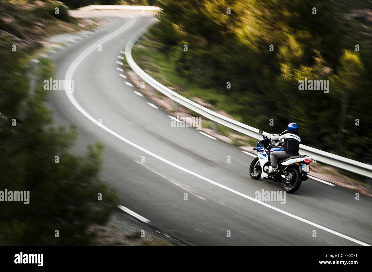 Biker prendendo una curva sulla Suzuki GS500 motociclo Foto Stock