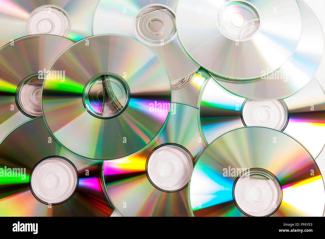 Cd cd dvd dischi DVD dati digitali la pirateria di storage disco pieno di musica di telaio pila pila studio masterizzare informazioni ottiche di film Foto Stock
