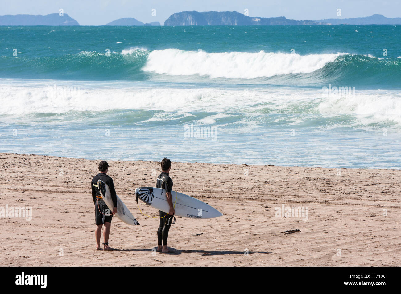 Surfers at Hot Water Beach, Mercury Bay, Penisola di Coromandel, Isola del Nord, Nuova Zelanda. Sulla costa orientale della Penisola di Coromandel, a sud, di, Hahei Foto Stock