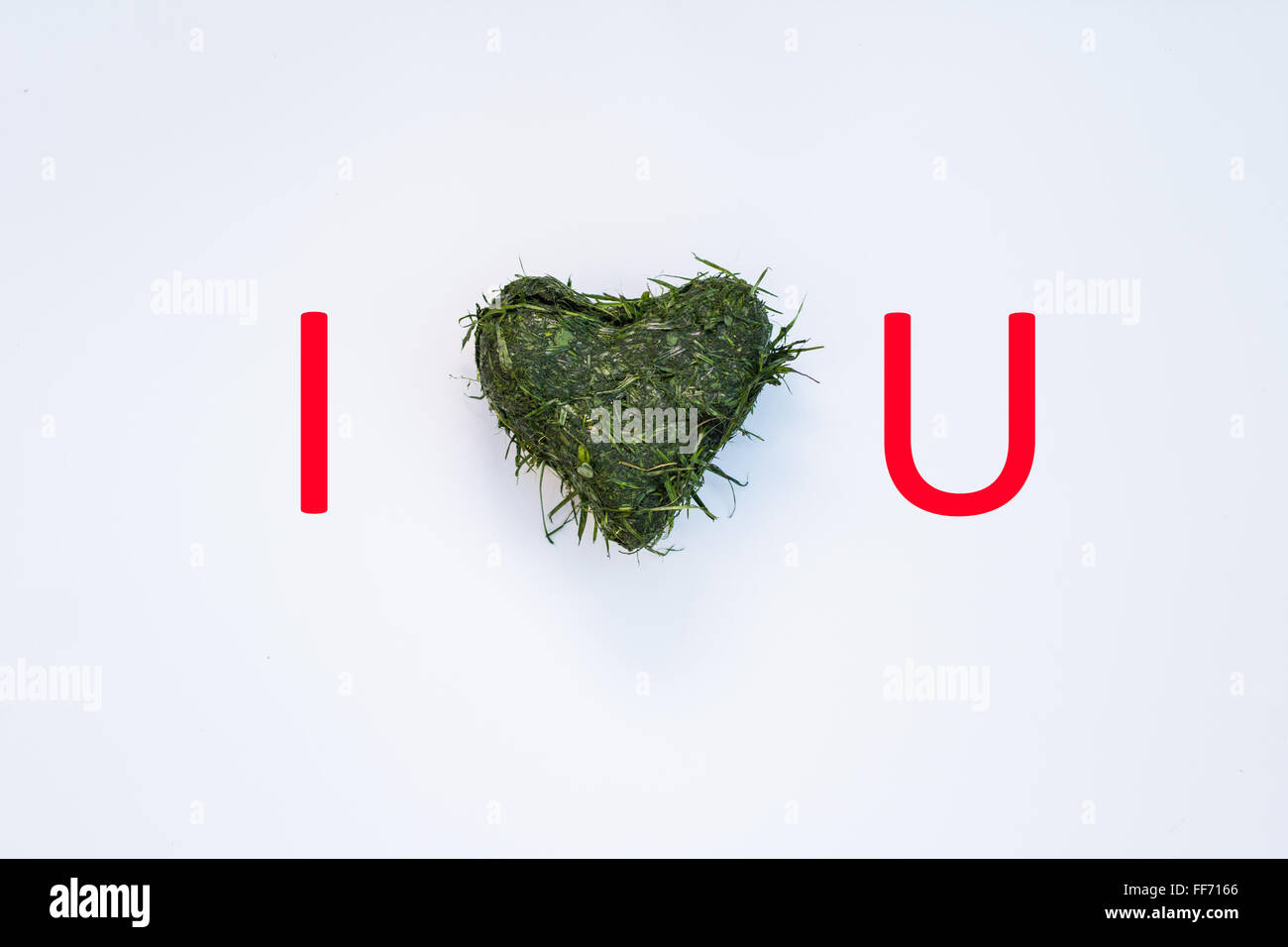 A forma di cuore ad fuori di erba appena tagliata con 'I LOVE / Cuore U' graphic su sfondo bianco Foto Stock