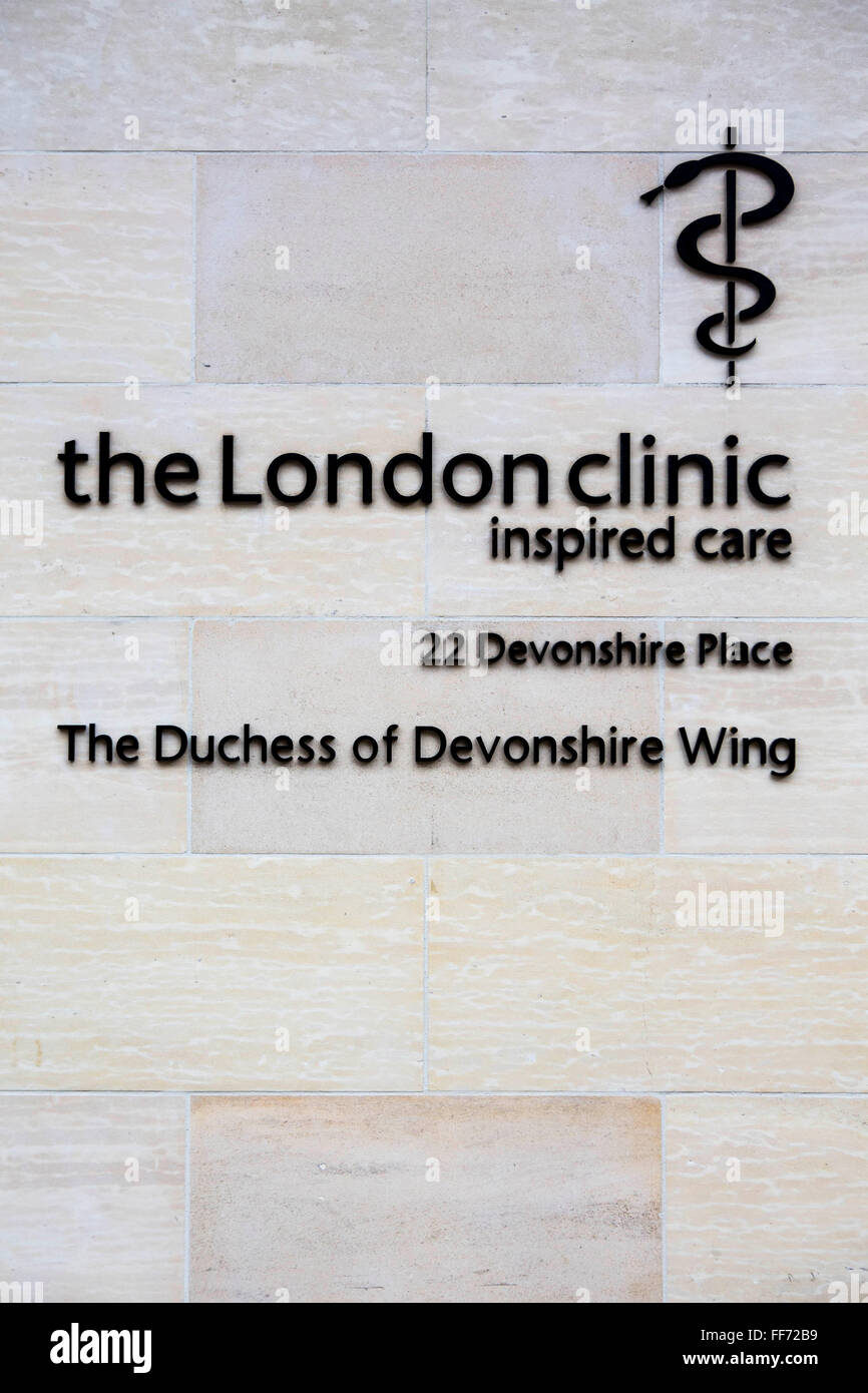 Un segno per la clinica londinese, al di fuori dell'ospedale privato a 22 Devonshire Place, Londra, Inghilterra, Regno Unito. La Duchessa di Devonshire ala del cancro è un meccanismo che è stato aperto nel 2010. L'ospedale fu inaugurato nel 1932 in Harley Street ed è una delle più grande privato i fornitori di servizi sanitari nel Regno Unito. Foto Stock